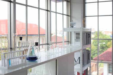 Genç bilim adamları laboratuarda test tüpü tutan Asya bilim adamı, bilim ile çalışıyoruz. Bilim adamları bilim laboratuvarlarında çalışıyoruz. 