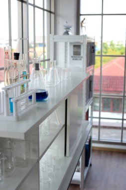 Genç bilim adamları laboratuarda test tüpü tutan Asya bilim adamı, bilim ile çalışıyoruz. Bilim adamları bilim laboratuarları içinde çalışıyoruz. Laboratuvar ve laboratuvar Equipment.microbiological analizi, tıp.
