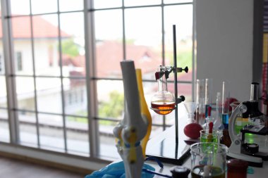 Genç bilim adamları laboratuarda test tüpü tutan Asya bilim adamı, bilim ile çalışıyoruz. Bilim adamları bilim laboratuarları içinde çalışıyoruz. Laboratuvar ve laboratuvar Equipment.microbiological analizi, tıp.