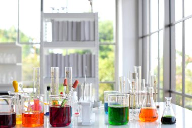 Genç bilim adamları laboratuarda test tüpü tutan Asya bilim adamı, bilim ile çalışıyoruz. Bilim adamları bilim laboratuvarlarında çalışıyoruz. 