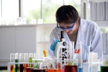 Genç bilim adamları laboratuarda test tüpü tutan Asya bilim adamı, bilim ile çalışıyoruz. Bilim adamları bilim laboratuarları içinde çalışıyoruz. Laboratuvar ve laboratuvar Equipment.microbiological analizi, tıp.