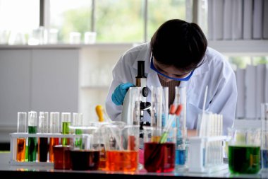 Genç bilim adamları laboratuarda test tüpü tutan Asya bilim adamı, bilim ile çalışıyoruz. Bilim adamları bilim laboratuarları içinde çalışıyoruz. Laboratuvar ve laboratuvar Equipment.microbiological analizi, tıp.