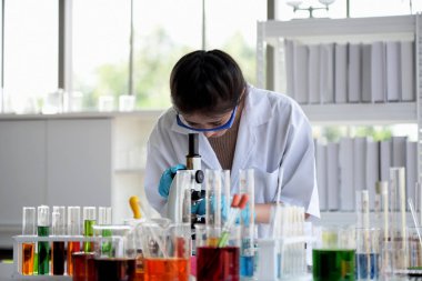 Genç bilim adamları laboratuarda test tüpü tutan Asya bilim adamı, bilim ile çalışıyoruz. Bilim adamları bilim laboratuvarlarında çalışıyoruz. 