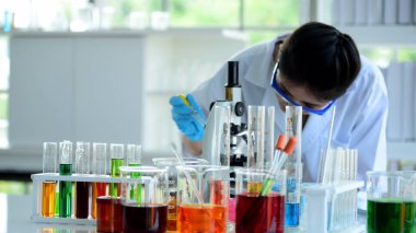 Genç bilim adamları laboratuarda test tüpü tutan Asya bilim adamı, bilim ile çalışıyoruz. Bilim adamları bilim laboratuvarlarında çalışıyoruz. 