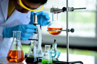 Genç bilim adamları laboratuarda test tüpü tutan Asya bilim adamı, bilim ile çalışıyoruz. Bilim adamları bilim laboratuvarlarında çalışıyoruz. 