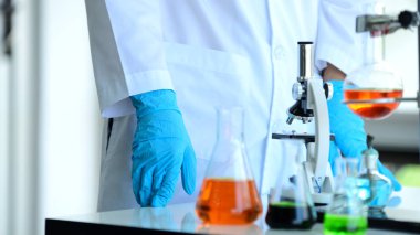 Genç bilim adamları laboratuarda test tüpü tutan Asya bilim adamı, bilim ile çalışıyoruz. Bilim adamları bilim laboratuvarlarında çalışıyoruz. 