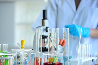 Genç bilim adamları laboratuarda test tüpü tutan Asya bilim adamı, bilim ile çalışıyoruz. Bilim adamları bilim laboratuvarlarında çalışıyoruz. 