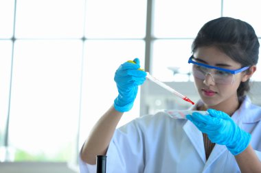 Genç bilim adamları laboratuarda test tüpü tutan Asya bilim adamı, bilim ile çalışıyoruz. Bilim adamları bilim laboratuvarlarında çalışıyoruz. 