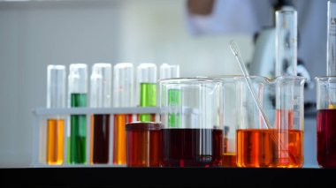 Genç bilim adamları laboratuarda test tüpü tutan Asya bilim adamı, bilim ile çalışıyoruz. Bilim adamları bilim laboratuvarlarında çalışıyoruz. 