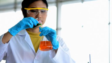 Kadın bilim adamı laboratuarda çalışıyor. 