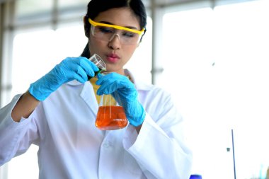 Genç bilim adamları laboratuarda test tüpü tutan Asya bilim adamı, bilim ile çalışıyoruz. Bilim adamları bilim laboratuvarlarında çalışıyoruz. 