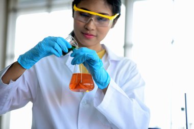 Genç bilim adamları laboratuarda test tüpü tutan Asya bilim adamı, bilim ile çalışıyoruz. Bilim adamları bilim laboratuvarlarında çalışıyoruz. 