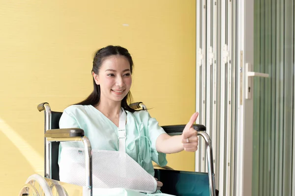 Hastanede Tekerlekli Sandalyedeki Mutlu Asyalı Kadın — Stok fotoğraf