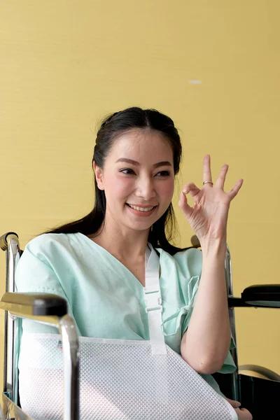 Fotoğraflar Güzel Genç Hastaların Hastanede Hasta Görüntü Gülümseyen Olup Hastalık — Stok fotoğraf