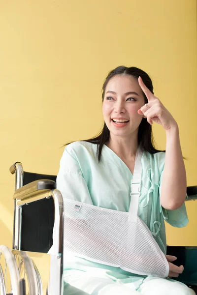 Hastanede Tekerlekli Sandalyedeki Mutlu Asyalı Kadın — Stok fotoğraf