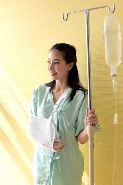 Mujer Asiática Con Mano Rota Hospital —  Fotos de Stock