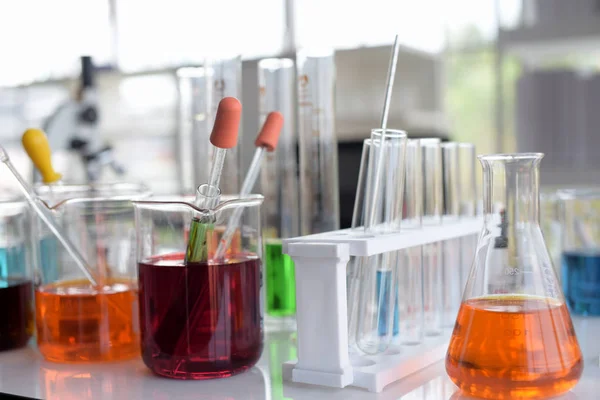 Jóvenes Científicos Están Experimentando Con Ciencia Científico Asiático Sosteniendo Tubo — Foto de Stock