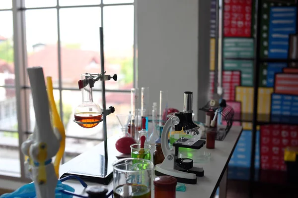 Jóvenes Científicos Están Experimentando Con Ciencia Científico Asiático Sosteniendo Tubo — Foto de Stock