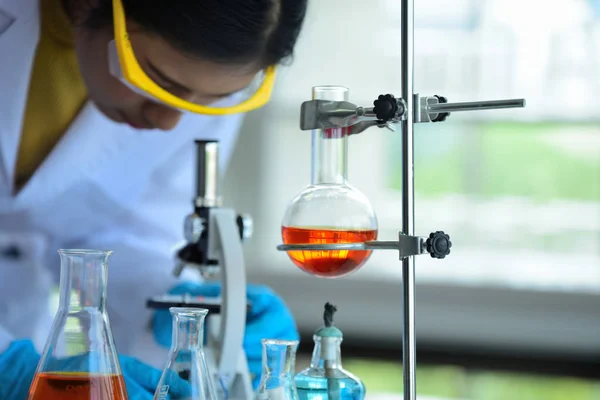 Jovens Cientistas Estão Experimentando Ciência Cientista Asiático Segurando Tubo Teste — Fotografia de Stock