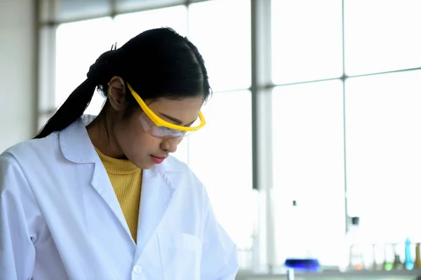 Kvinnlig Forskare Arbetar Laboratorium — Stockfoto