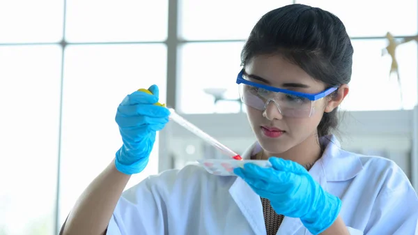 Unga Forskare Experimenterar Med Vetenskap Asiatiska Forskare Håller Ett Provrör — Stockfoto