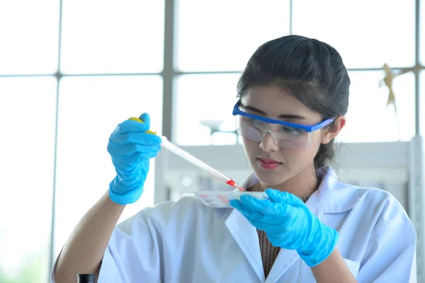 Kvinnlig Forskare Arbetar Laboratorium — Stockfoto