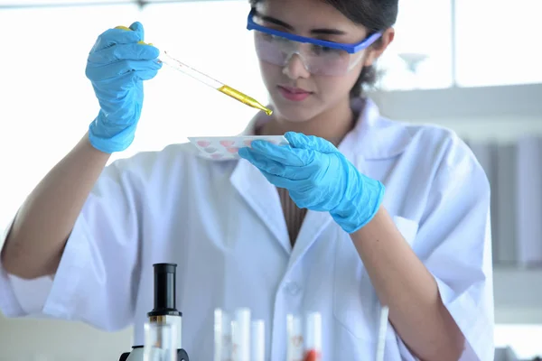 年轻的科学家正在亚洲科学家的实验室里拿着试管进行科学实验 科学家们在科学实验室工作 — 图库照片