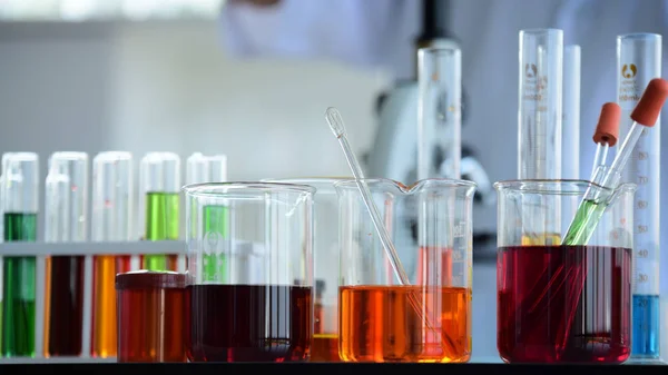 Cientista Feminina Está Trabalhando Laboratório — Fotografia de Stock