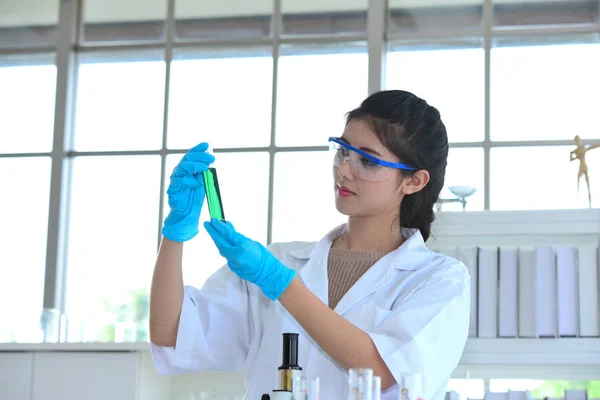 年轻的科学家正在亚洲科学家的实验室里拿着试管进行科学实验 科学家们在科学实验室工作 — 图库照片