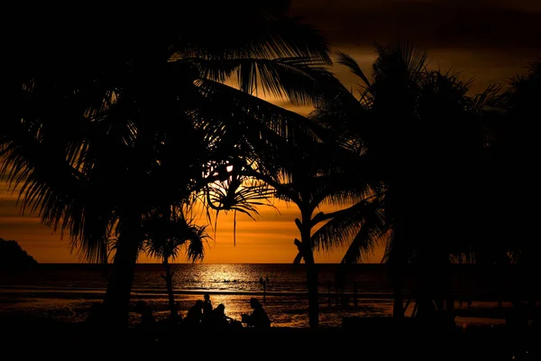 Puesta Sol Hermosa Vista Playa Entre Las Muchas Personas Vienen — Foto de Stock