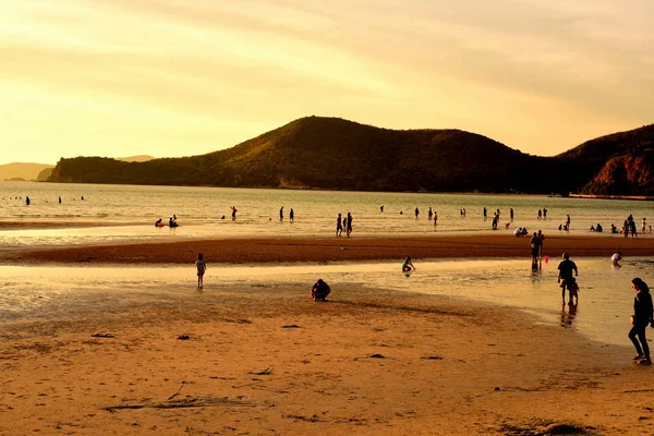 Zachód Słońca Pięknej Plaży Wśród Wielu Ludzi Przyjść Zabawy Morzu — Zdjęcie stockowe