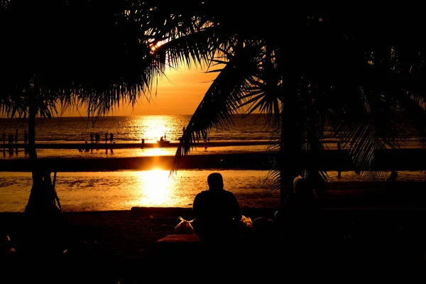 Puesta Sol Hermosa Vista Playa Entre Las Muchas Personas Vienen — Foto de Stock