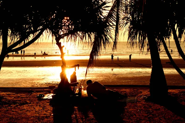 Coucher Soleil Belle Vue Sur Plage Parmi Les Nombreuses Personnes — Photo