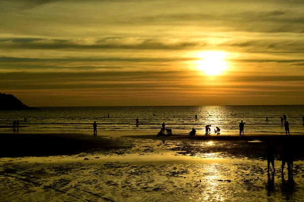 Gün batımında güzel sahil manzarasında birçok insan gün batımından önce oynamak için sahile gelirler..