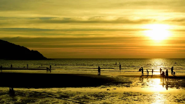 Puesta Sol Hermosa Vista Playa Entre Las Muchas Personas Vienen — Foto de Stock