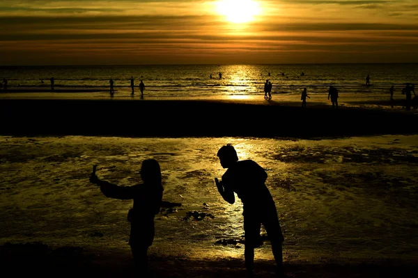 Coucher Soleil Belle Vue Sur Plage Parmi Les Nombreuses Personnes — Photo