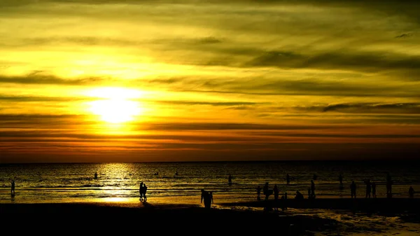 Coucher Soleil Belle Vue Sur Plage Parmi Les Nombreuses Personnes — Photo