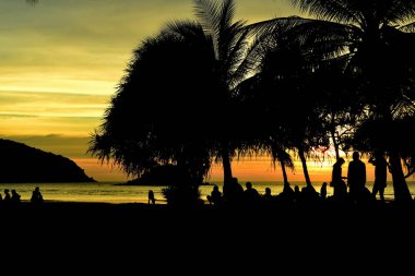 Gün batımında güzel sahil manzarasında birçok insan gün batımından önce oynamak için sahile gelirler..
