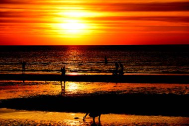 Gün batımında güzel sahil manzarasında birçok insan gün batımından önce oynamak için sahile gelirler..