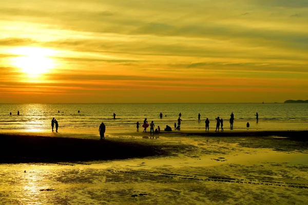 Gün batımında güzel sahil manzarasında birçok insan gün batımından önce oynamak için sahile gelirler..