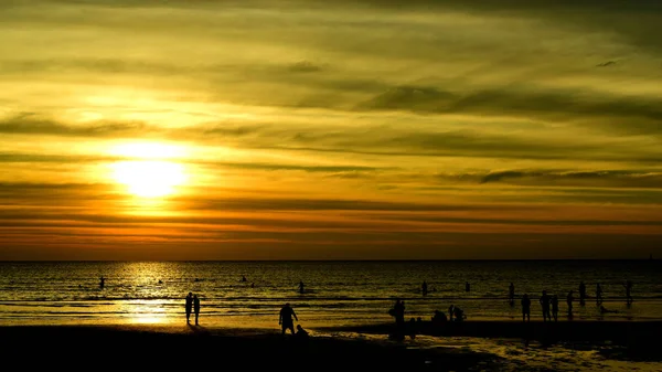 Coucher Soleil Belle Vue Sur Plage Parmi Les Nombreuses Personnes — Photo