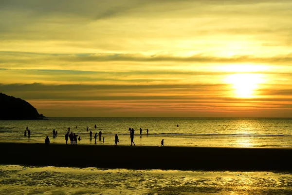Ηλιοβασίλεμα Στην Όμορφη Θέα Στην Παραλία Ανάμεσα Στους Πολλούς Ανθρώπους — Φωτογραφία Αρχείου
