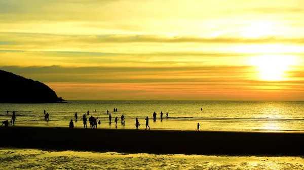 Puesta Sol Hermosa Vista Playa Entre Las Muchas Personas Vienen — Foto de Stock