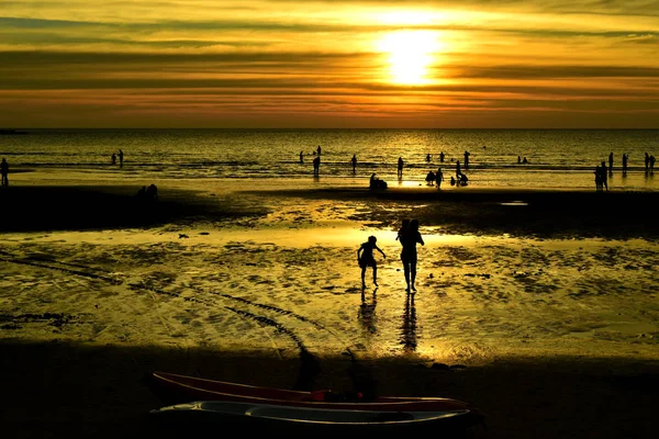 Gün batımında güzel sahil manzarasında birçok insan gün batımından önce oynamak için sahile gelirler..