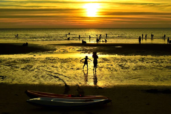 Coucher Soleil Belle Vue Sur Plage Parmi Les Nombreuses Personnes — Photo