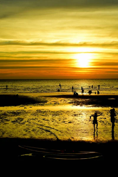 Gün batımında güzel sahil manzarasında birçok insan gün batımından önce oynamak için sahile gelirler..