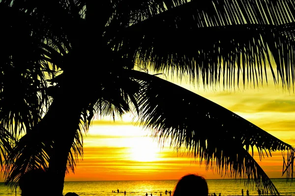 Puesta Sol Hermosa Vista Playa Entre Las Muchas Personas Vienen — Foto de Stock