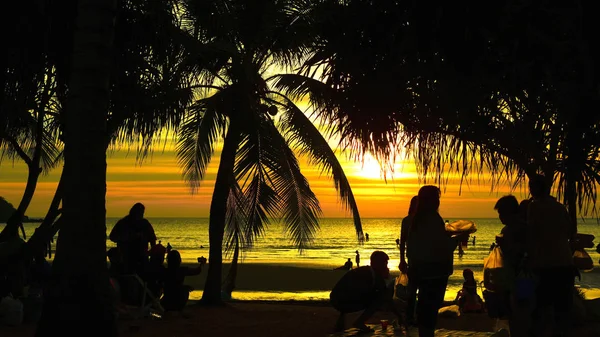 Puesta Sol Hermosa Vista Playa Entre Las Muchas Personas Vienen — Foto de Stock