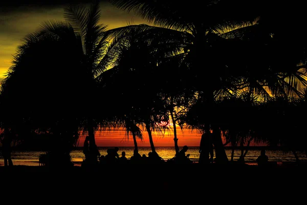 Coucher Soleil Belle Vue Sur Plage Parmi Les Nombreuses Personnes — Photo