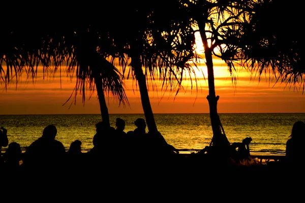 Puesta Sol Hermosa Vista Playa Entre Las Muchas Personas Vienen — Foto de Stock